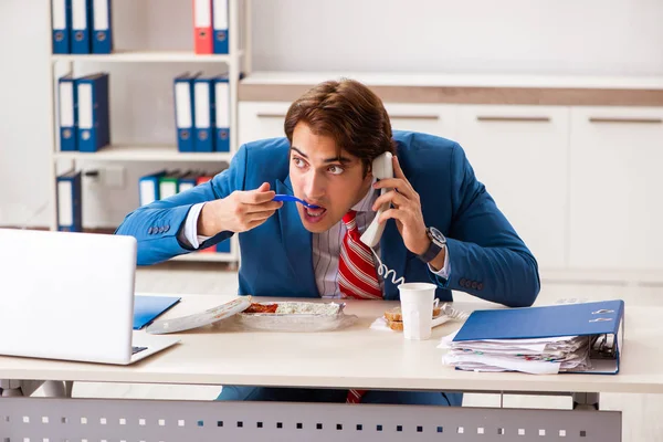 Ο άνθρωπος που έχοντας το γεύμα στην εργασία κατά τη διάρκεια διαλείμματος — Φωτογραφία Αρχείου