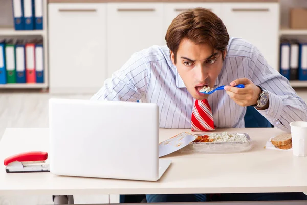 Homem tendo refeição no trabalho durante o intervalo — Fotografia de Stock