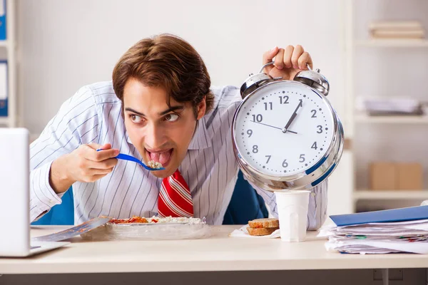 Homem tendo refeição no trabalho durante o intervalo — Fotografia de Stock