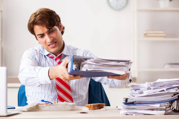 Mitarbeiter isst Essen mit herumkrabbelnden Kakerlaken — Stockfoto