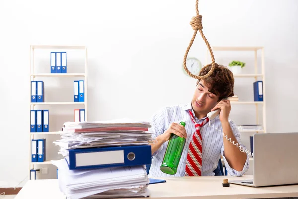 Zoufalý podnikatel uvažující o sebevražedném oběšení — Stock fotografie