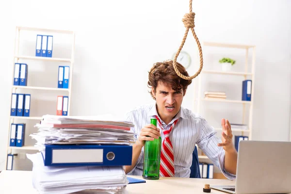 Verzweifelter Geschäftsmann denkt an Selbstmord — Stockfoto