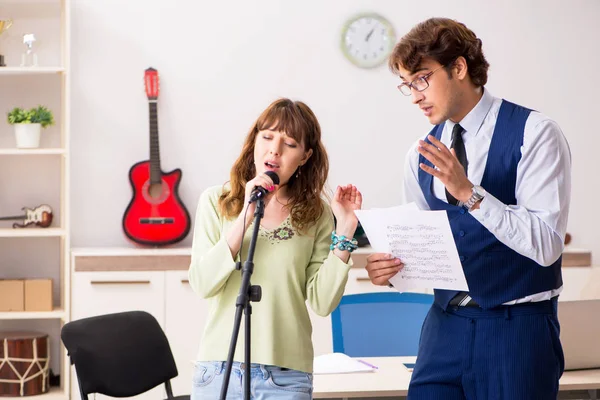 男性教師と音楽のレッスン中に若い女性 — ストック写真