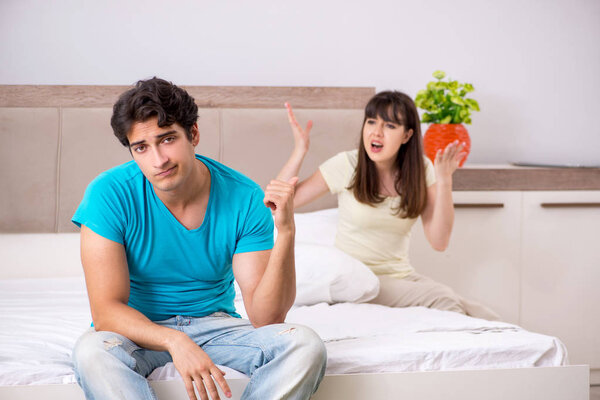 Молодая семья имеет проблемы в отношениях
