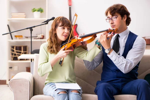 Mujer joven durante la lección de música con el profesor masculino — Foto de Stock
