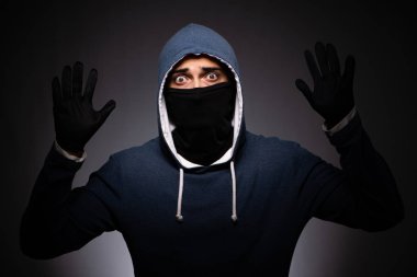 Gri arka plan üzerinde başlık genç gangster 