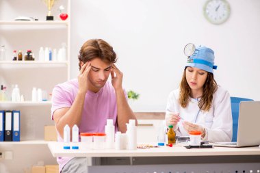 Yakışıklı delikanlı ziyaret genç kadın doktor otolaryngologist