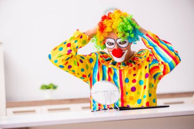 Erkek palyaço evde perfomance için hazırlanıyor 