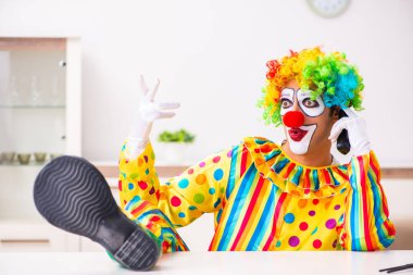 Erkek palyaço evde perfomance için hazırlanıyor 