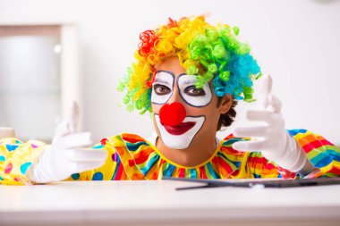 Erkek palyaço evde perfomance için hazırlanıyor 