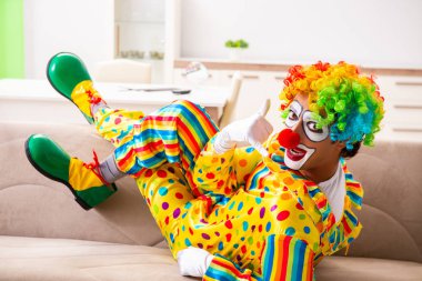 Erkek palyaço evde perfomance için hazırlanıyor 