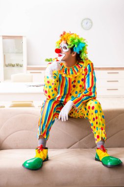 Erkek palyaço evde perfomance için hazırlanıyor 