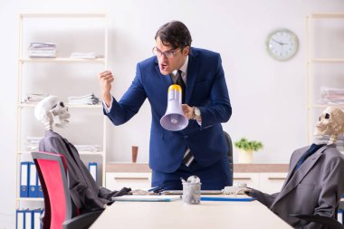 Patron ve iskeletlerle tuhaf bir iş görüşmesi.