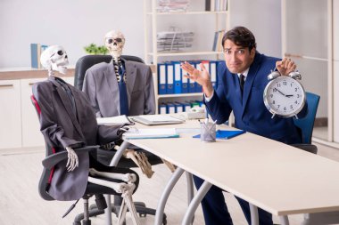 Patron ve iskeletlerle tuhaf bir iş görüşmesi.