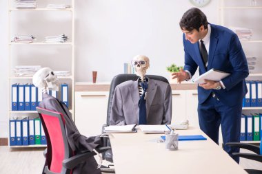 Patron ve iskeletlerle tuhaf bir iş görüşmesi.