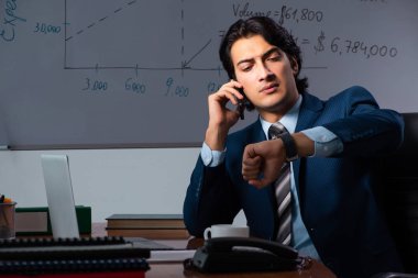 Geç saatlere kadar ofiste mali uzman