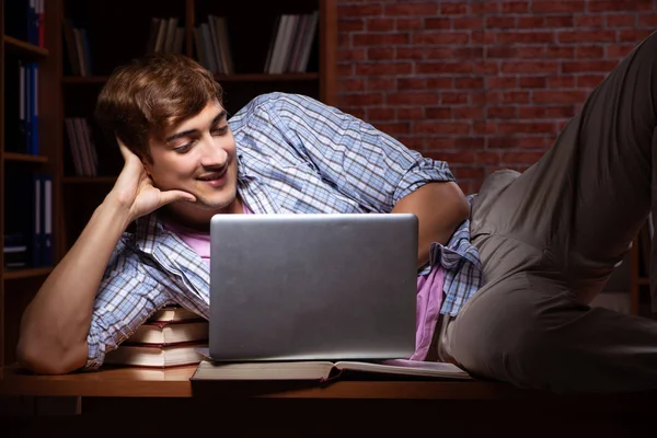 Giovane studente bello preparare per gli esami di notte — Foto Stock