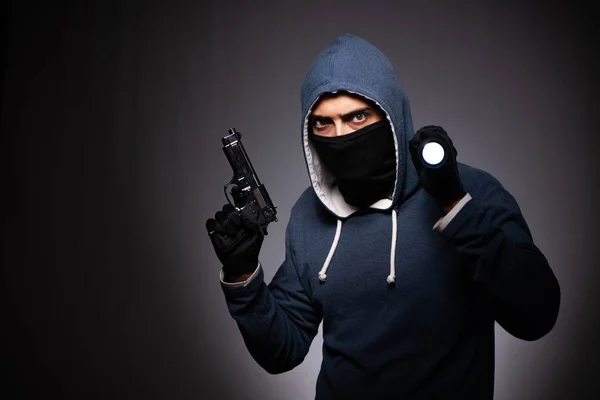 Junger Gangster mit Kapuze auf grauem Hintergrund — Stockfoto
