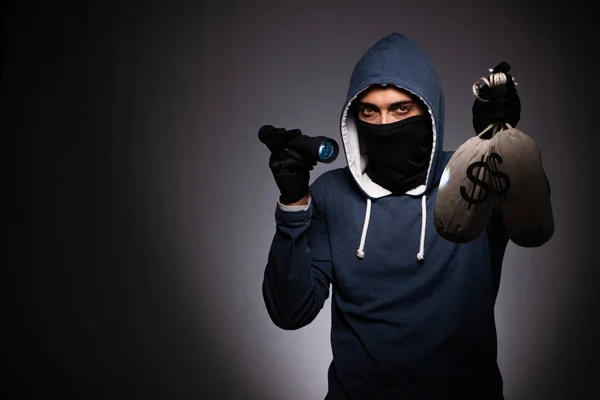 Jeune gangster à capuche sur fond gris — Photo