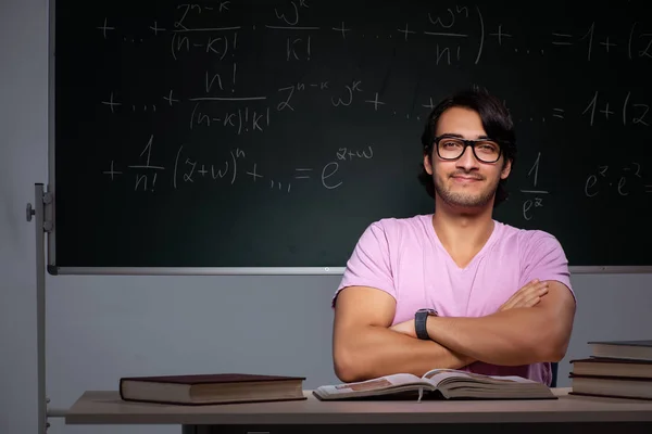 Joven estudiante masculino sentado en el aula — Foto de Stock