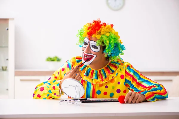 Manliga clown förbereder för perfomance hemma — Stockfoto