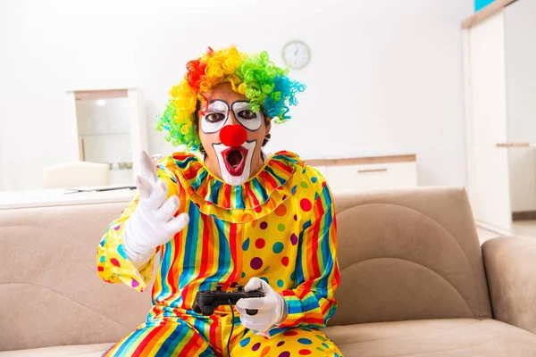 Manliga clown förbereder för perfomance hemma — Stockfoto