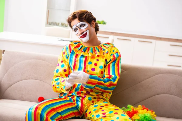 Palhaço macho se preparando para a perfomance em casa — Fotografia de Stock