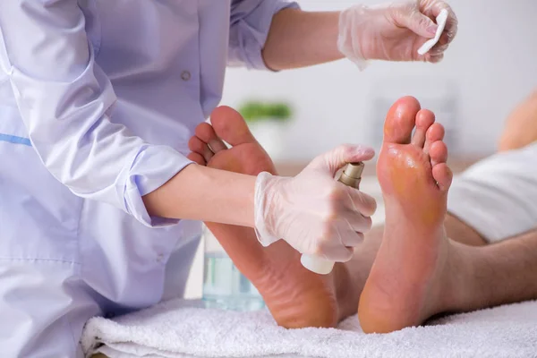 Podiatrist treating feet during procedure — Stock Photo, Image