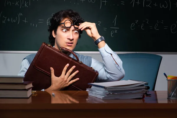 Nauczyciel matematyki młodych przed chalkboard — Zdjęcie stockowe