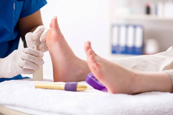 Podiatrist treating feet during procedure — Stock Photo, Image