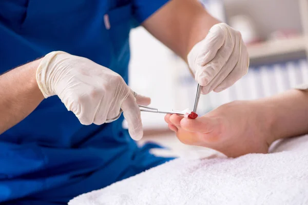 Podiatrist treating feet during procedure — Stock Photo, Image