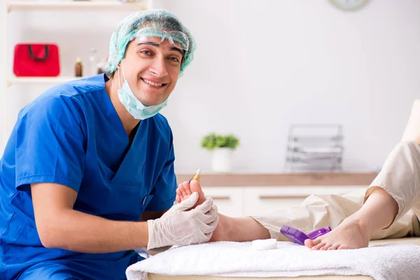 Podiatrist treating feet during procedure — Stock Photo, Image