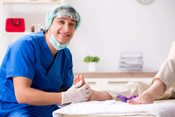 Podólogo tratando os pés durante o procedimento — Fotografia de Stock