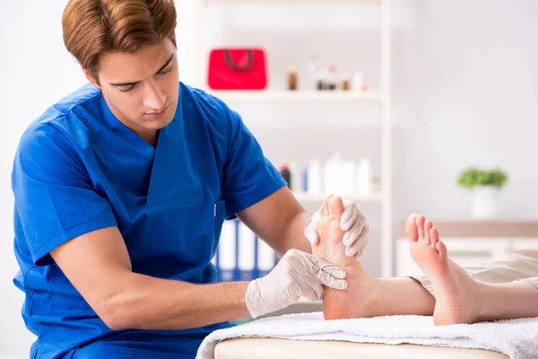 Podologe behandelt Füße während des Eingriffs — Stockfoto