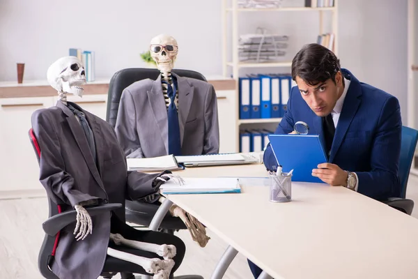Roligt affärsmöte med chef och skelett — Stockfoto