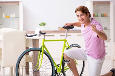 Kırık bisikletini tamir eden adam.