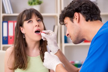 Doktor Kliniği hastanede tükürük test örneği alma