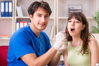 Doktor Kliniği hastanede tükürük test örneği alma