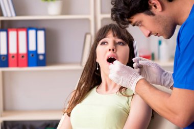 Doktor Kliniği hastanede tükürük test örneği alma