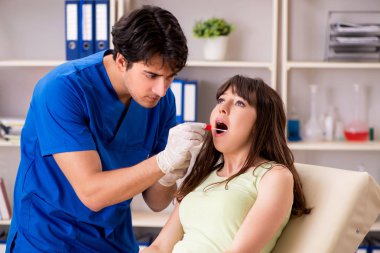 Doktor Kliniği hastanede tükürük test örneği alma