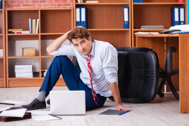 Ofiste oturan mutsuz iş adamı. 