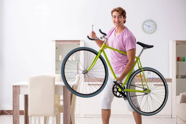 Hombre reparando su bicicleta rota —  Fotos de Stock