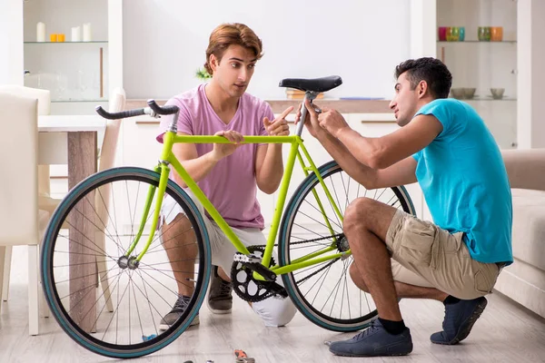 壊れた自転車を修理する男 — ストック写真