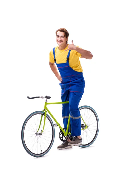 Man repareren van zijn fiets geïsoleerd op witte achtergrond — Stockfoto