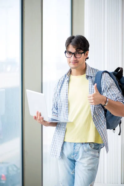 Jeune étudiant beau debout à la fenêtre — Photo