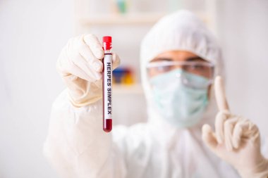 Genç yakışıklı laboratuvar asistanı hastanede kan örnekleri test ediyor. 