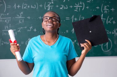 Kara tahta önünde siyah kız öğrenci  