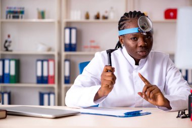 Siyah kadın doktor Kliniği'nde çalışan 