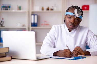 Siyah kadın doktor Kliniği'nde çalışan 