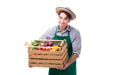 Beyaz arka planda taze ürünleri olan genç çiftçi.